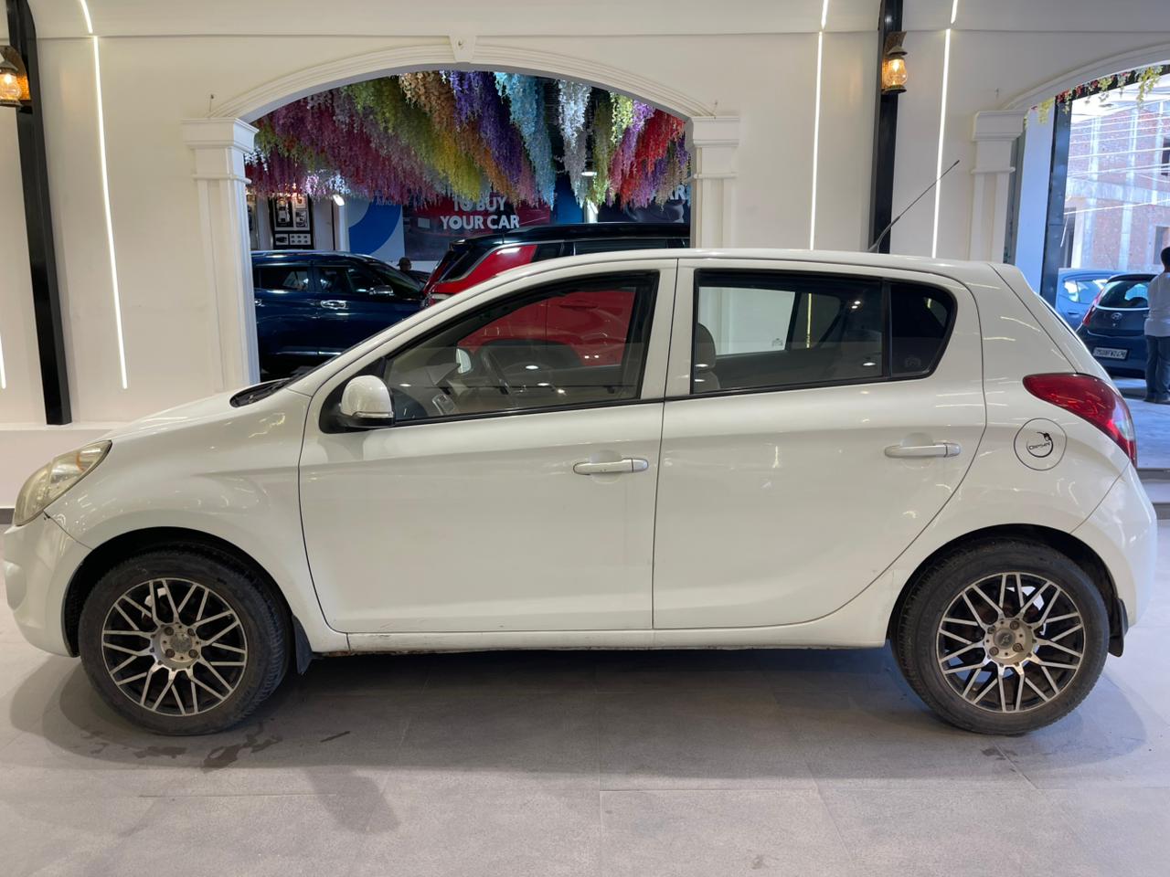 
								HYUNDAI i20 ASTA full									