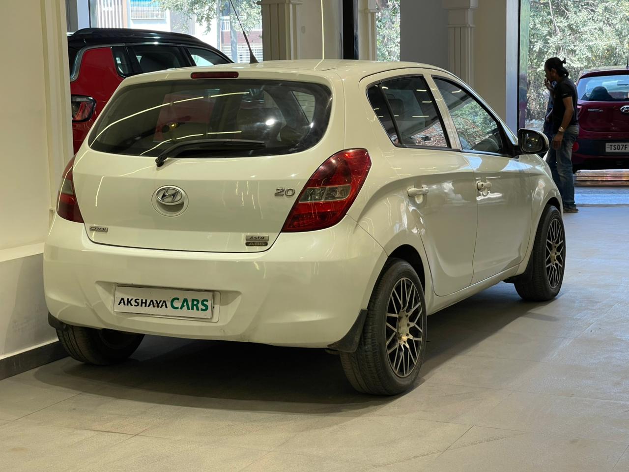 
								HYUNDAI i20 ASTA full									