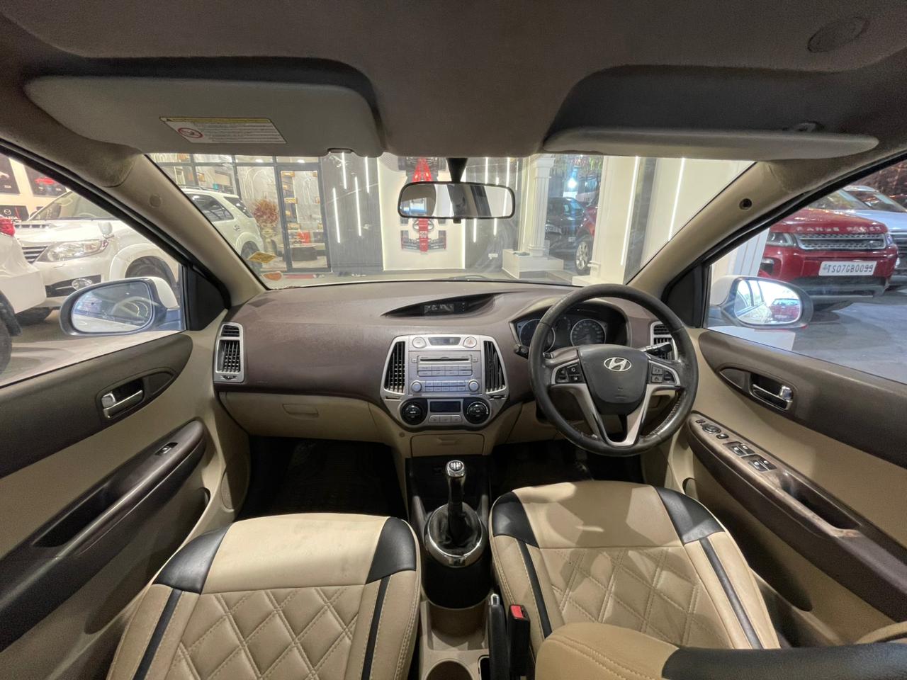 
								HYUNDAI i20 ASTA full									